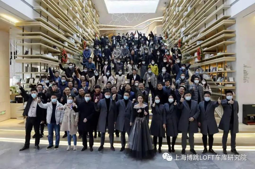 海东全国一百多人在华侨城汉口道6号参观研讨LOFT专利车库技术！